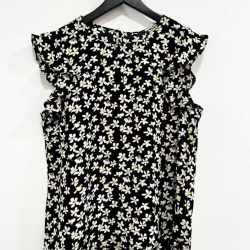 Blusa Negra con Flores Blancas Volantes