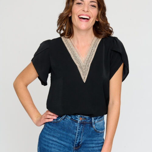 Blusa Negra con Bordado Cuello Pico