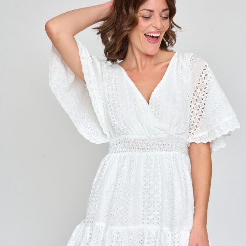 Vestido Corto Blanco Calado con Volante