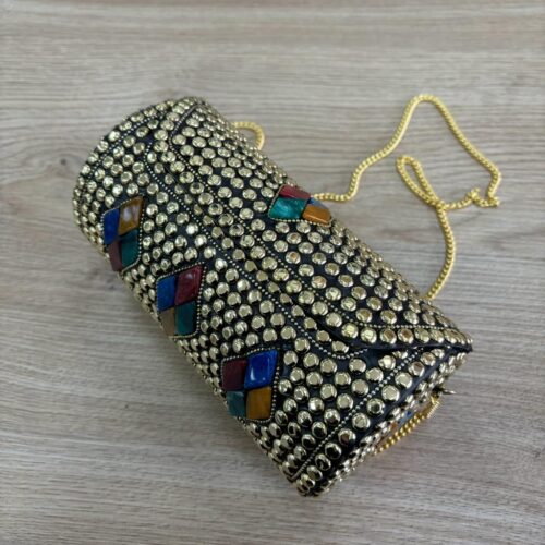 Bolso Rígido Cuadrado Con Piedras Dorado