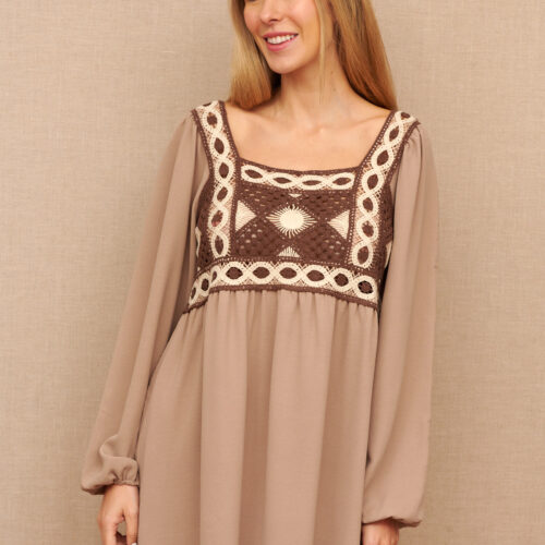 Vestido Corto Amplio Beige Escote Ganchillo