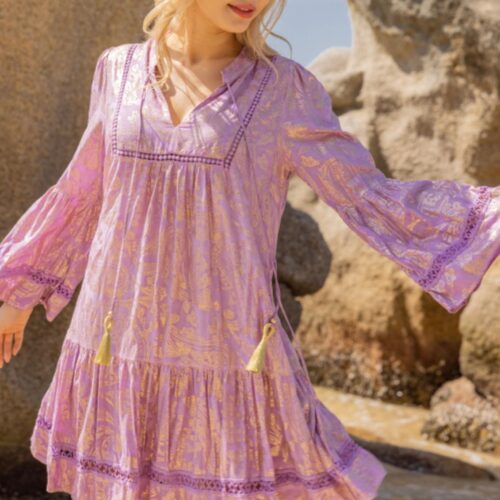 Vestido Corto Lila Detalle Dorado