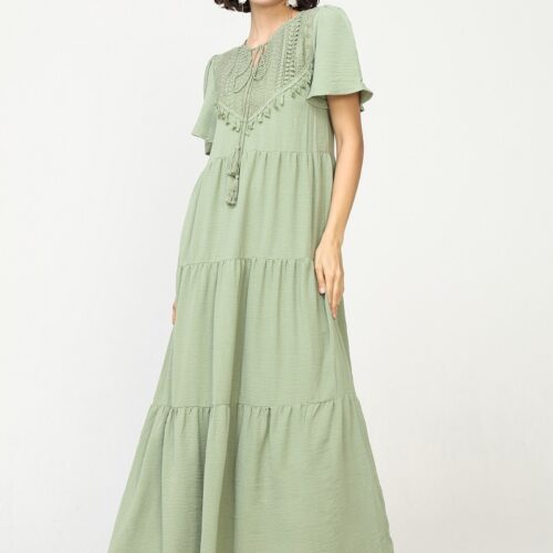 Vestido Largo Verde Escote Redondo con Detalles Calados Manga Corta Volante