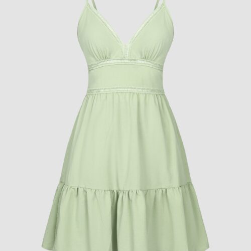 Vestido Corto Verde Tirantes Finos Escote V Detalles Calados Espalda Lazo