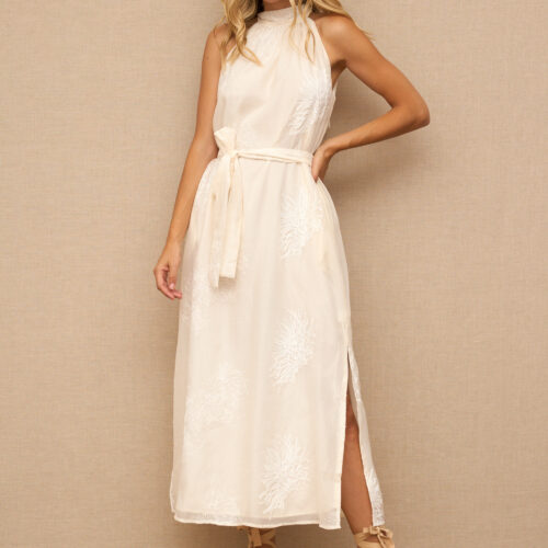 Vestido Largo Crema con Detalles Bordados Escote Halter Abertura Lateral