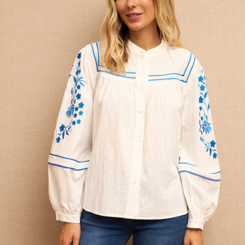 Camisa Blanca Detalles Bordados en Azul Manga Larga Abullonada