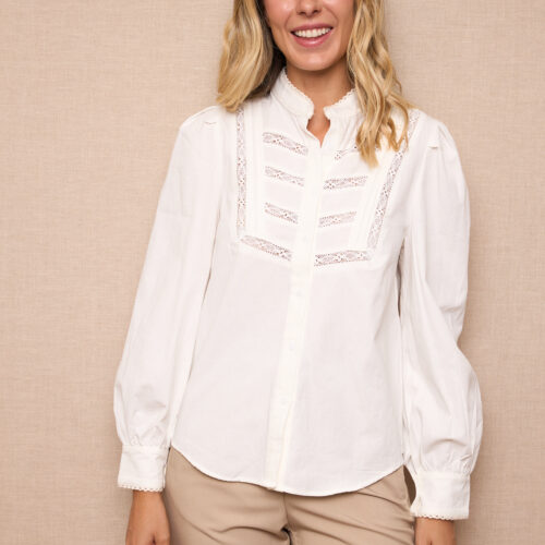 Blusa Blanca Cuello Cisne con Calados Manga Larga