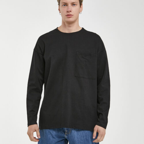 Camiseta Negra Manga Larga Oversize Bolsillo