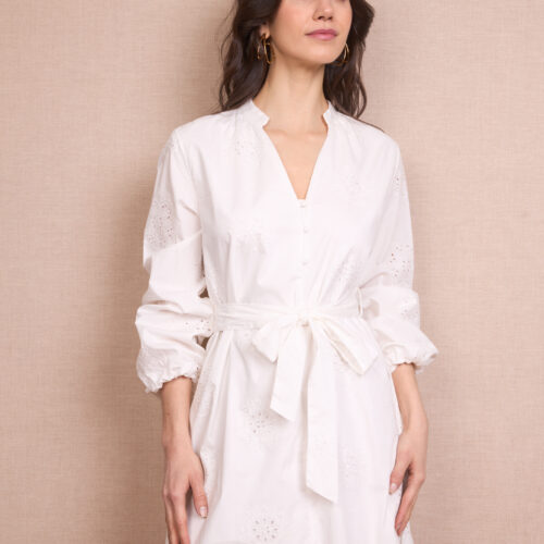 Vestido Corto Blanco Detalles Calados  Cinturón  Manga Larga Abullonada