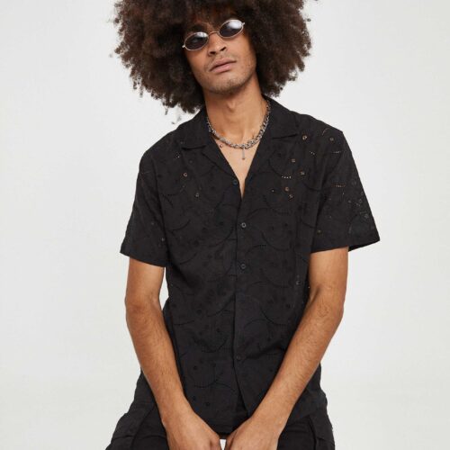 Camisa Negra Manga Corta Bordada y Troquelada