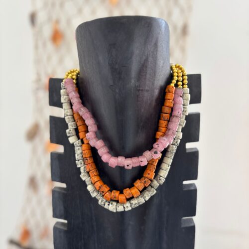 Collar Bolitas con Detalles Dorados Colores Surtidos