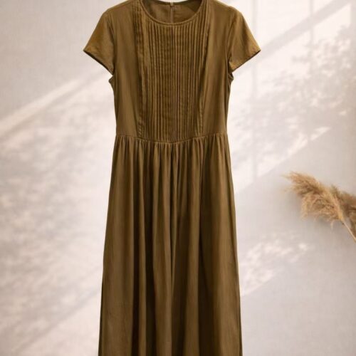 Vestido Caqui Largo Manga Corta Escote Redondo Detalles Plisados