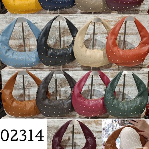 Bolso tipo Hobo Piel Lisa con Tachuelas