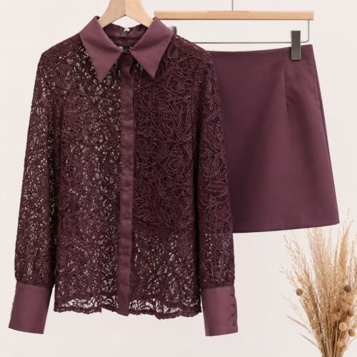 Conjunto Burdeos Camisa Encaje y Falda Mini