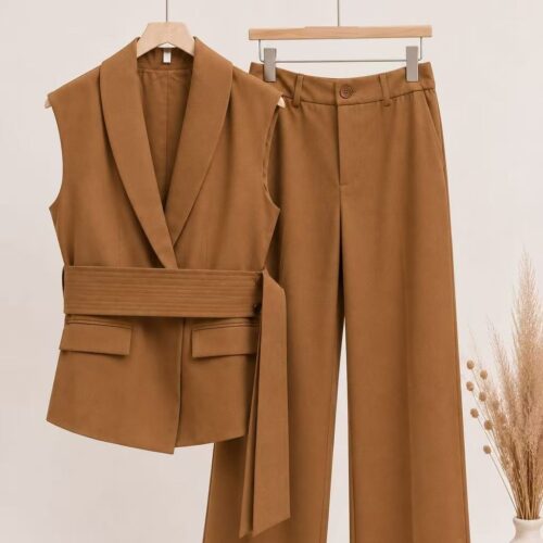 Conjunto Camel Pantalón Largo Recto  y Chaleco con Cinturón